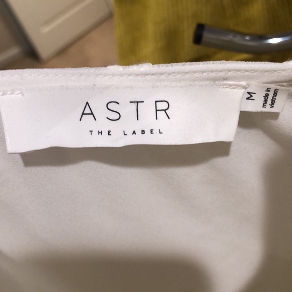 ASTR The Label White blouse sz medium. Beautiful embossing New w/o tags - Picture 8 of 8